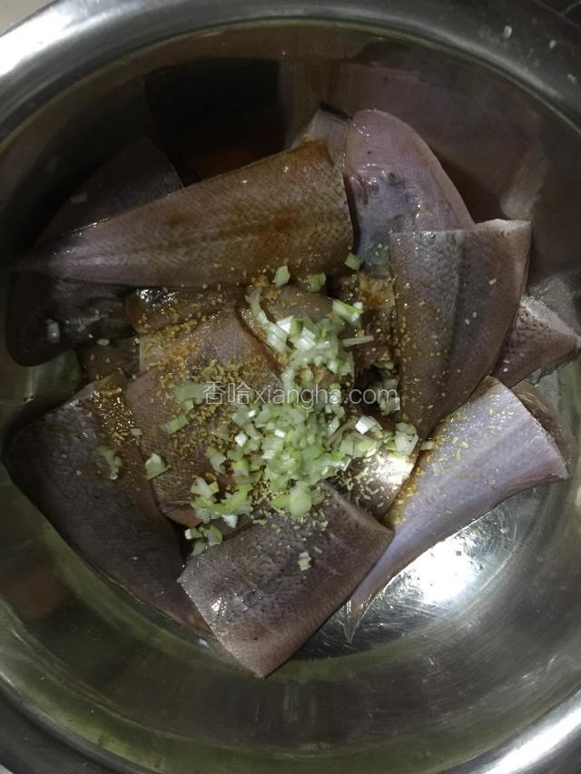 葱末调味品腌制五分钟