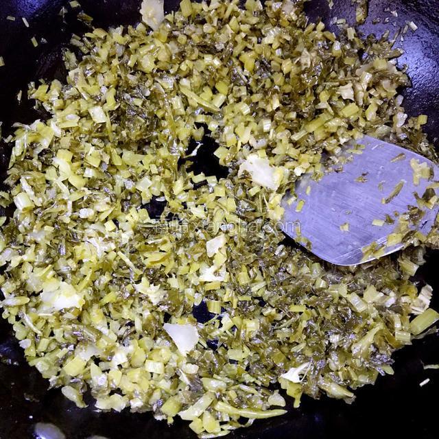 大约炒干加三次汤汁，再次炒干即可关火，盛出咸菜