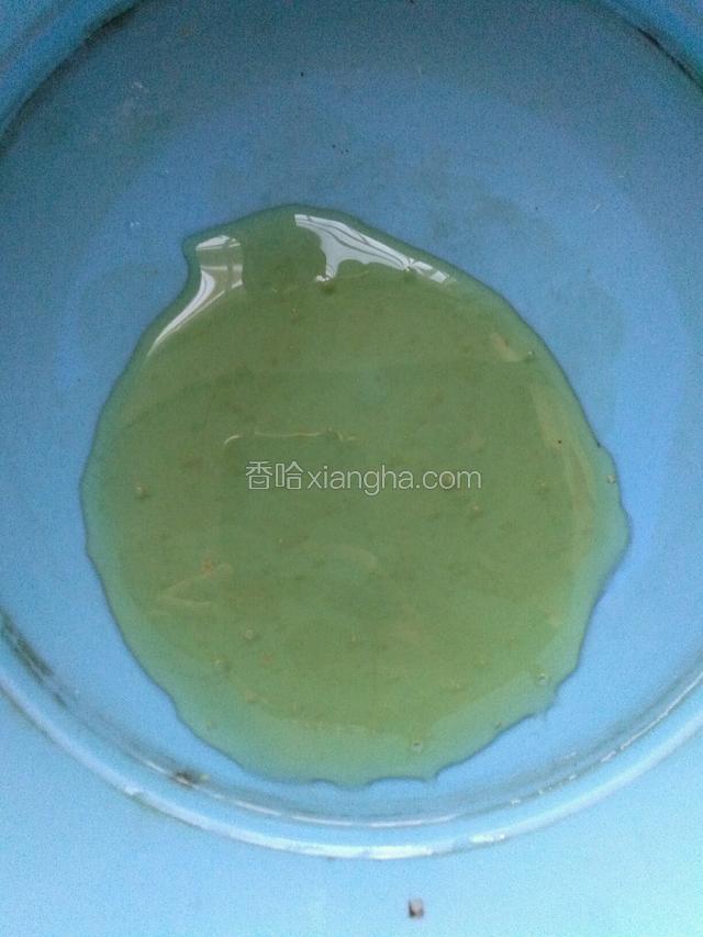 转化糖浆倒入盆中。