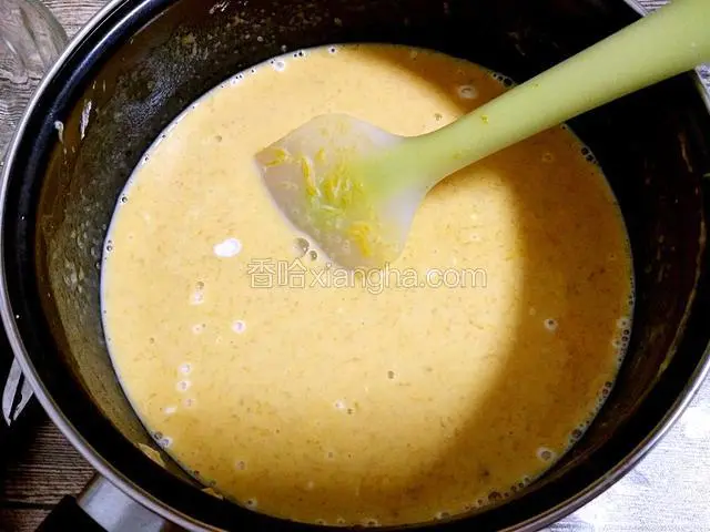 再倒入牛奶，玉米淀粉搅拌均匀