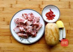 莲藕炖排骨的做法图解1