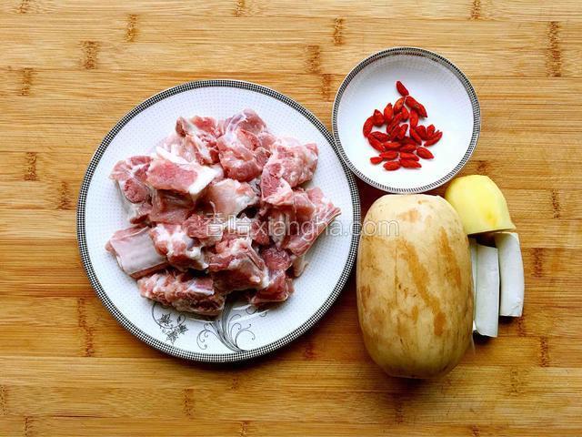 备好食材：排骨莲藕葱姜枸杞均洗干净