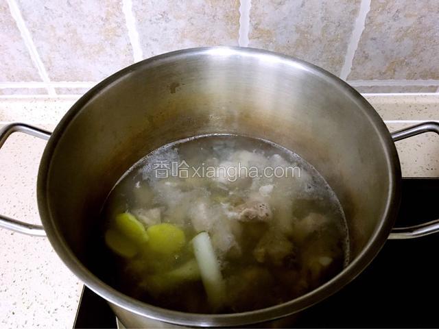 然后放入绰好的排骨大火烧开转小火慢炖40分钟左右