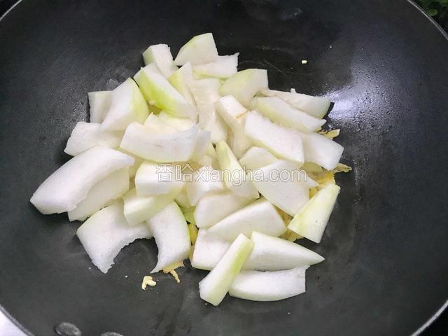 倒入冬瓜，煎炒2分钟