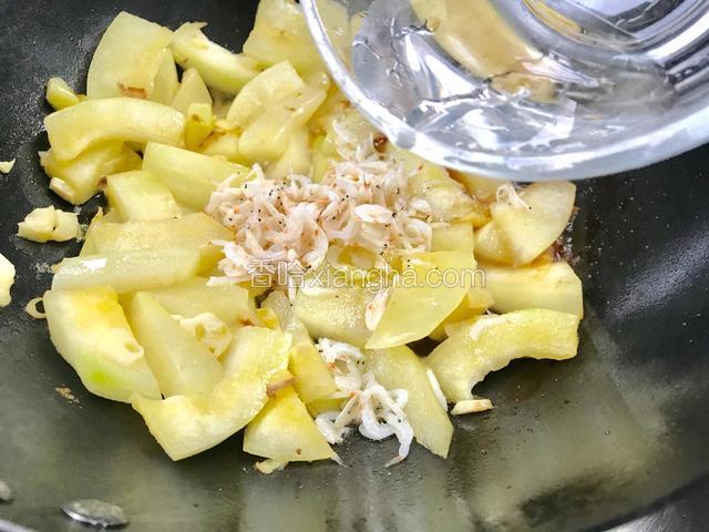 倒入少许清水拌匀，焖一会儿