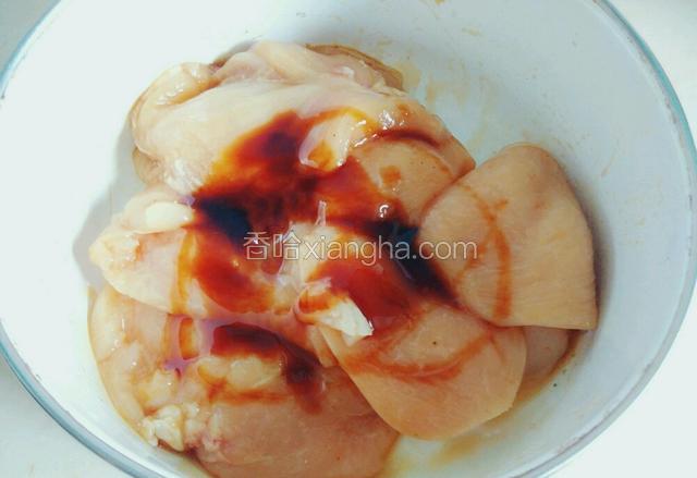 将调味料与鸡肉搅拌均匀，盖上盖子放冰箱冷藏30分钟以上。