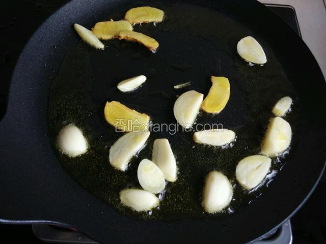 下入姜片、蒜片炒香
