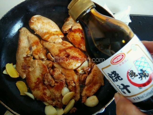 将煎好的鸡肉，平铺在锅中，倒入先前炒过的姜片、蒜片，倒入4勺照烧汁、2勺开水，小火烧制。