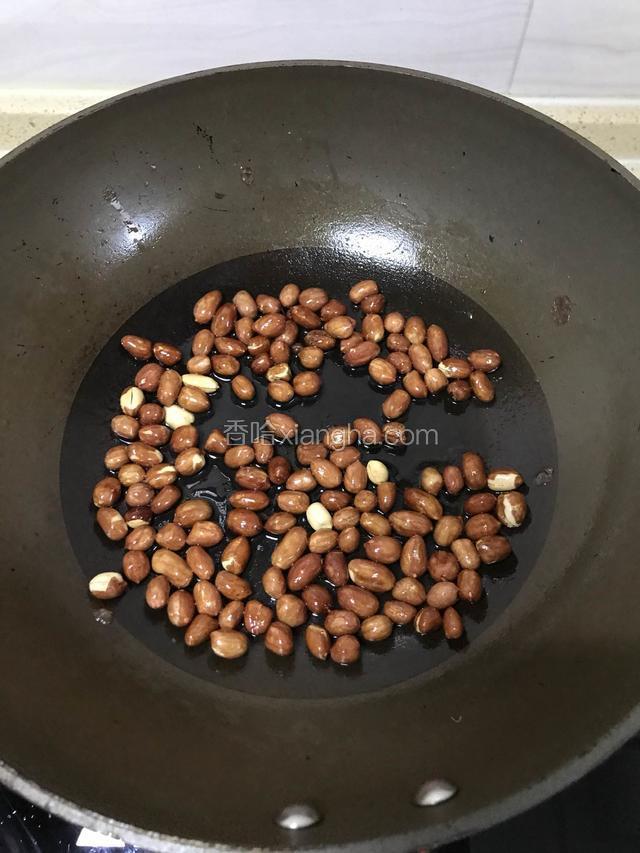 花生变红 调制小火 炒一分钟 关火 