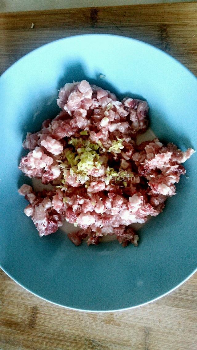 肉馅里放入葱花