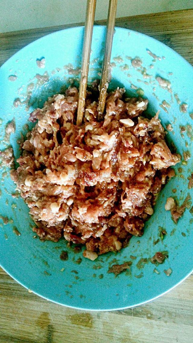把肉馅搅拌均匀