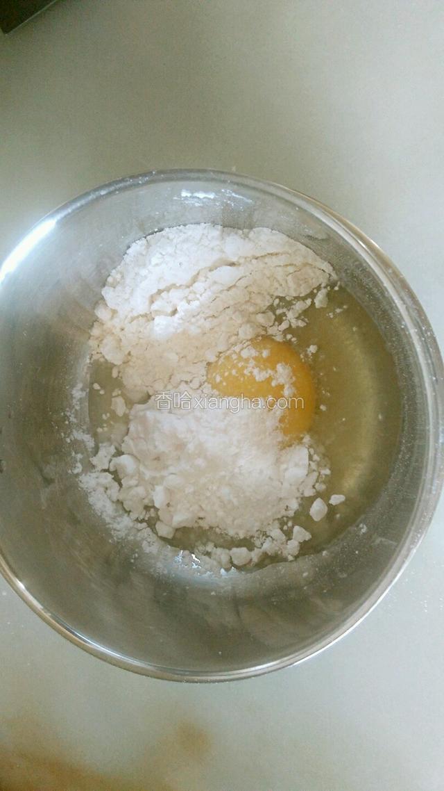 鸡蛋打入碗里，加一小勺淀粉，一大勺面粉，加一点水搅拌均匀，合成糊
