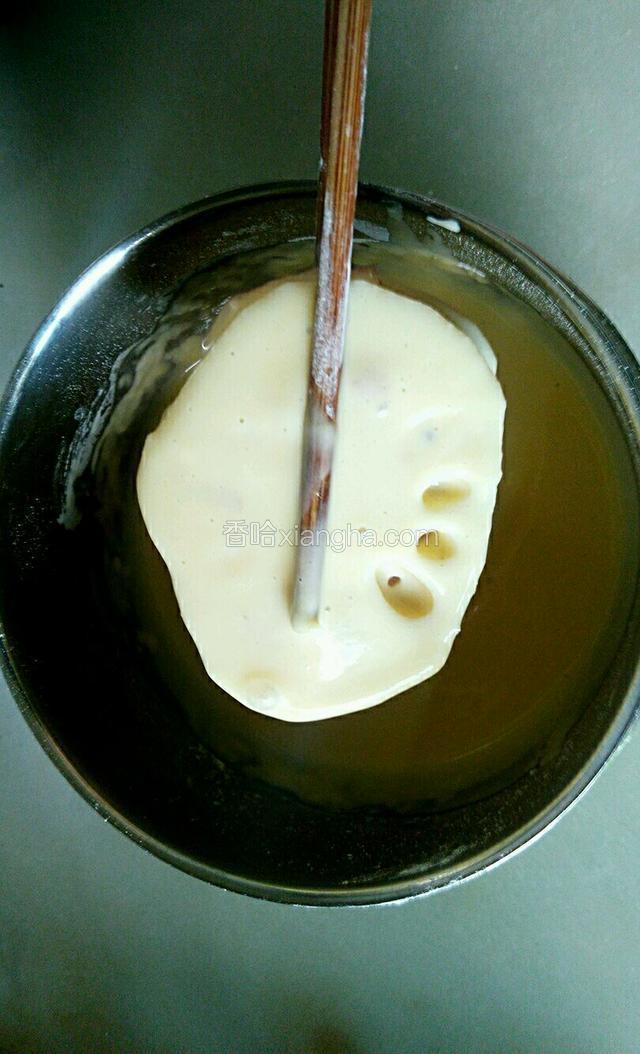 把藕盒均匀两面蘸上面糊
