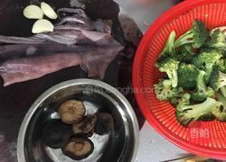 鱿鱼炒西兰花的做法图解1