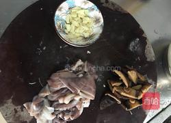 鱿鱼炒西兰花的做法图解2