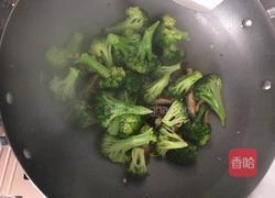 鱿鱼炒西兰花的做法图解4