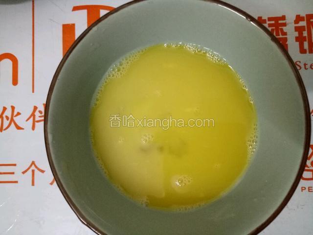 鸡蛋磕入碗中，用筷子搅拌均匀。
