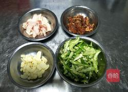 小柱私房菜之辣椒炒肉的做法图解1