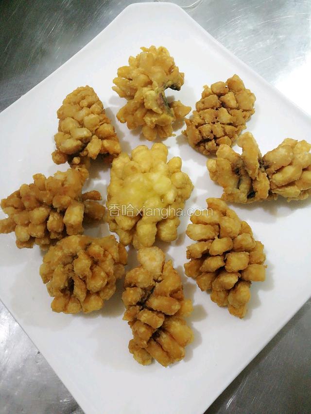 锅里加油，烧六成热，下鱼花炸成金黄色出锅