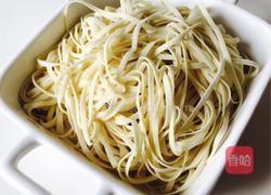 海鲜拌面的做法图解2