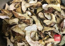 松茸炖乌鸡的做法图解1