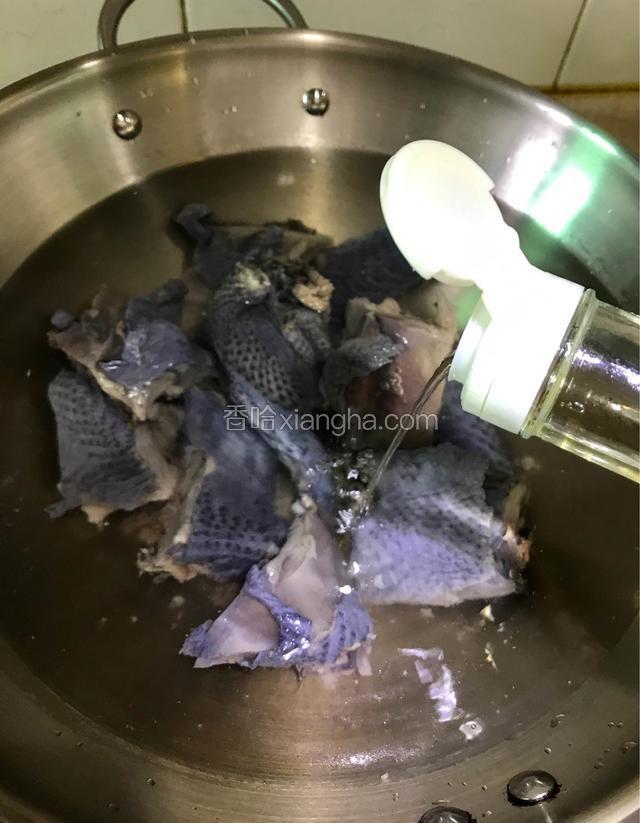 乌鸡剁成块、冷水下锅加适量料酒。