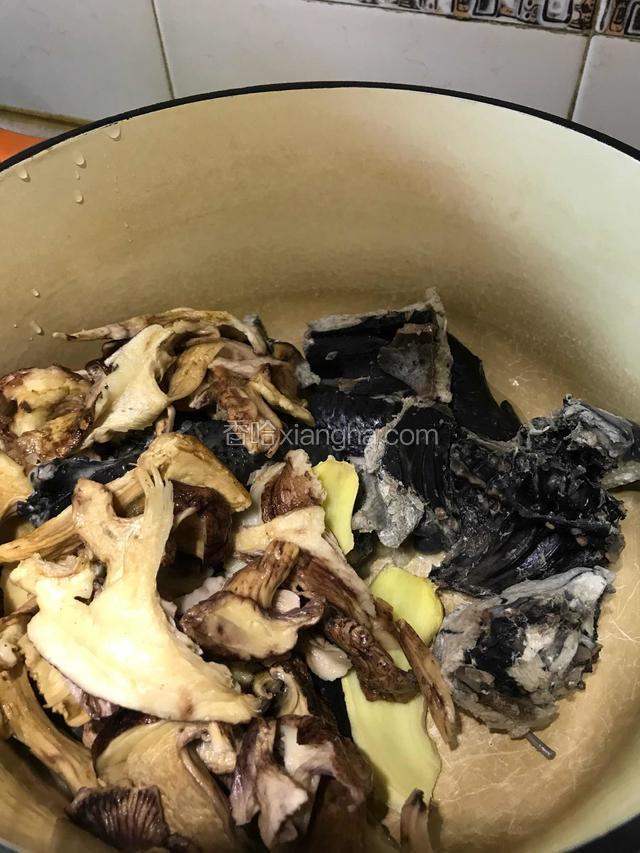 放入清洗干净的松茸菌。