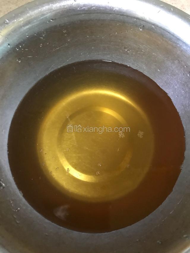 将浸泡过松茸的水用细筛过滤一遍，然后稍微静置几分钟取面上部分无沙的水倒出。