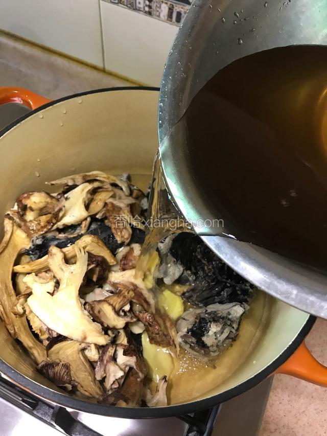 加入到锅中、再加入适量的清水。