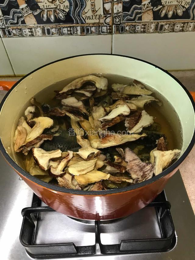 大火烧开后转小火炖2小时以上。