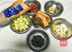 小柱私房菜之藠头炒腊肉的做法图解1