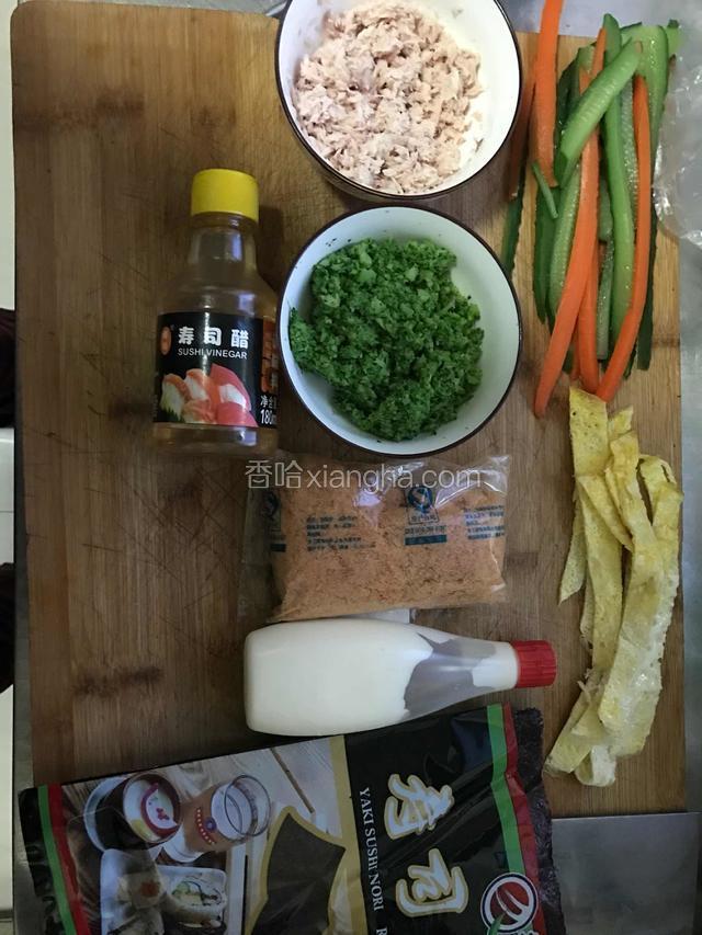 准备材料，焖米饭，把胡萝卜切出几条留着包饭，剩下的胡萝卜切小块放入电饭煲中和米一起蒸，蒸米饭同时黄瓜、胡萝卜切条焯水备用，西兰花焯水后用料理机打成碎沫备用，鸡蛋摊皮切条备用，金枪鱼罐头捣成沫备用