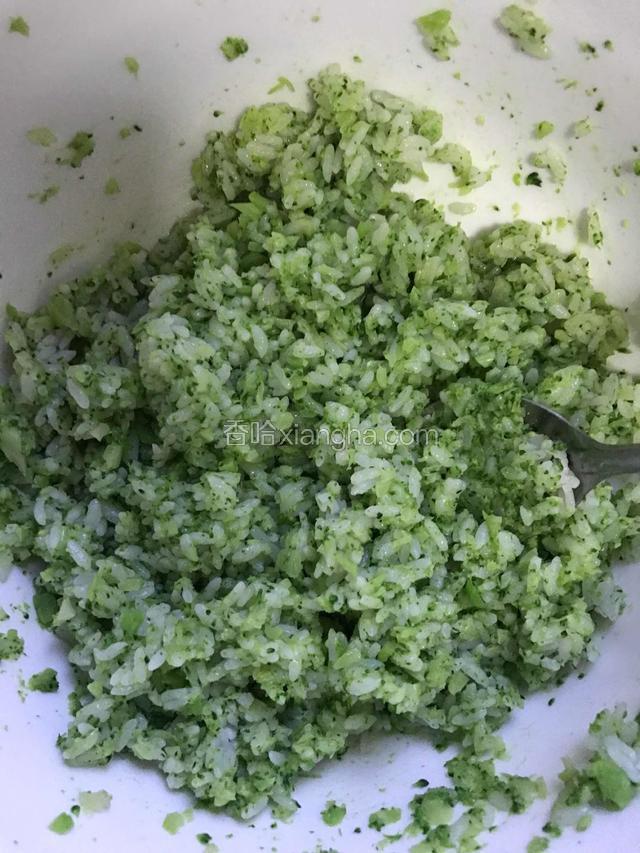 饭蒸好后，盛入大碗，把焯过的西兰花沫拌入米饭，加半汤匙寿司醋和盐（盐根据自己口味放，不要放太多，一碗饭我放了半茶匙）手带一次性手套把米饭蔬菜抓匀