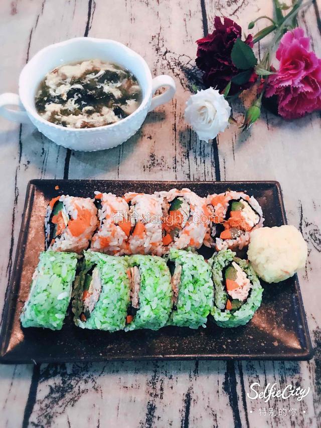 美味营养的包饭就做好了，再配上紫菜蛋花汤。如果上班来不及，卷好后就不用切段，（卷的时候可以把沙拉酱挤在菜上一起卷），直接包上锡纸带上路上吃吧！