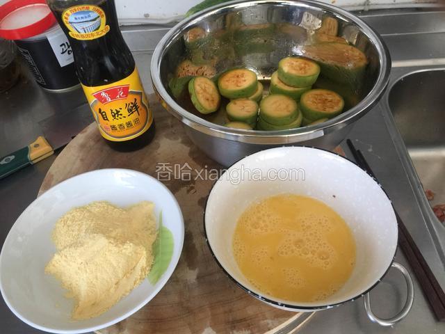 味极鲜酱油和鸡精腌制五分钟，准备好蛋液和玉米面
