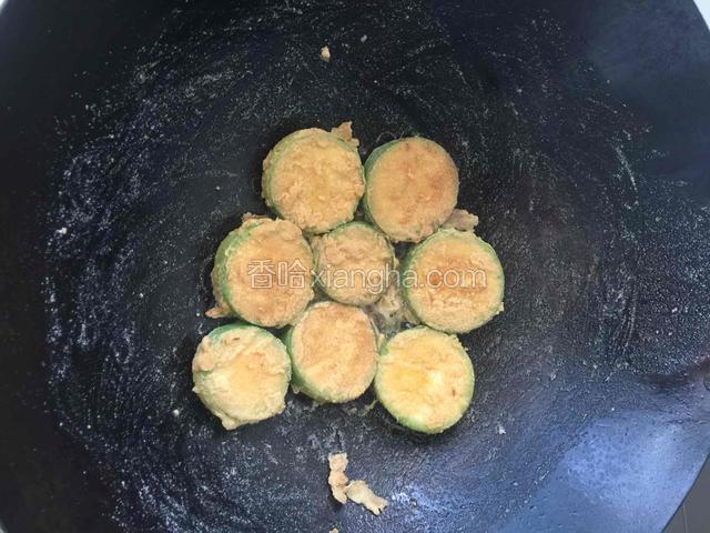 油锅煎制两面金黄，熟透即可