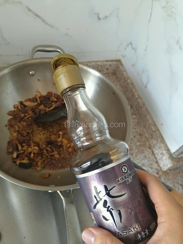 再加点82年的酱油…蚝油继续翻炒。