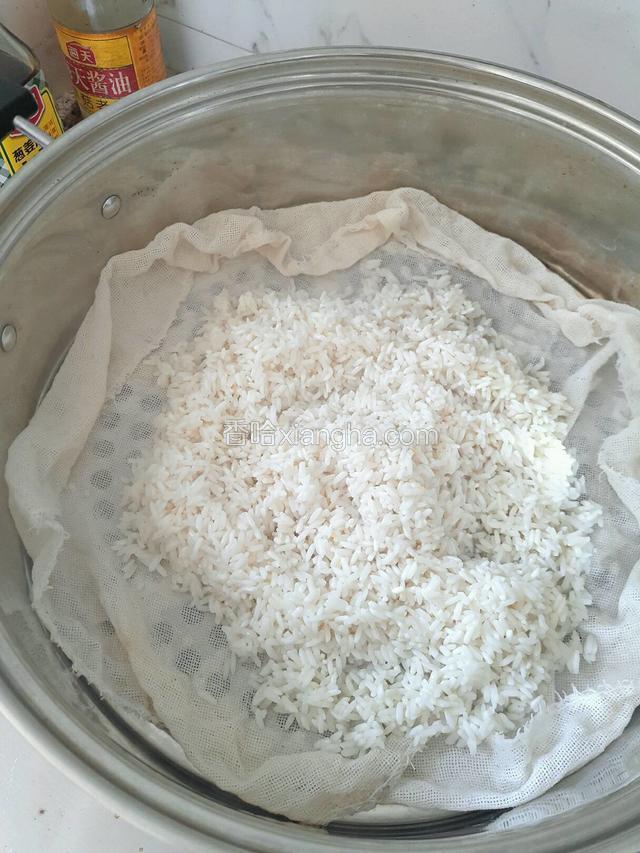 糯米提前放进蒸锅蒸至七分熟。