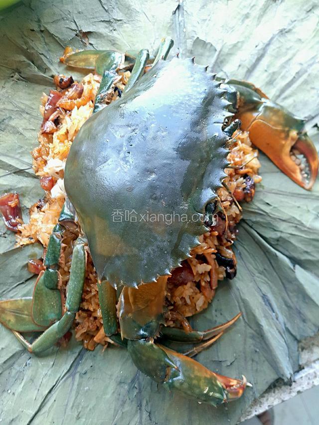 把螃蟹放在表面上，蟹膏蒸的时候一并流到糯米饭里面…(⊙o⊙)哇。