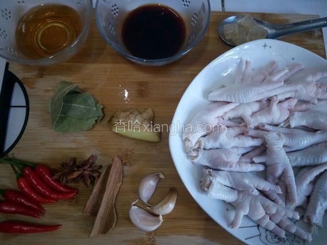洗净鸡爪，剪去指甲，准备好所需配料