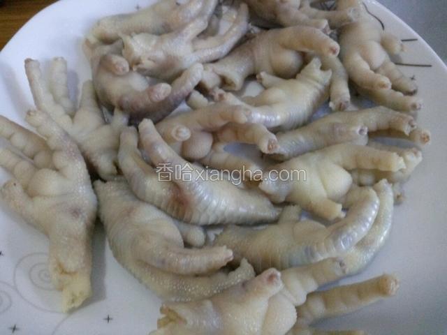 水烧开后捞出鸡爪（不需要去除浮沫，火不要关直接用筷子一个个捞出来）装盘备用