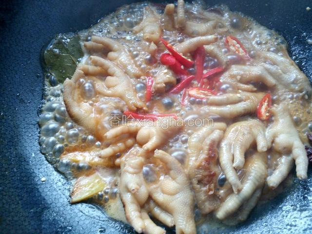 20分钟后开盖，放入朝天椒，少许盐，大火收汁
