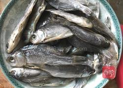 红烧野生小鲫鱼干的做法图解1