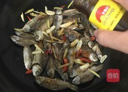 红烧野生小鲫鱼干的做法图解7