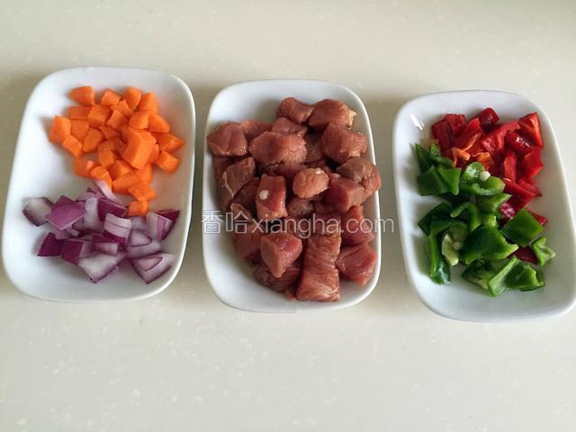 所有食材都切小丁。