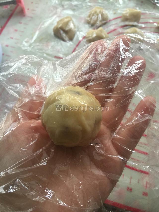 使饼皮包裹住馅料