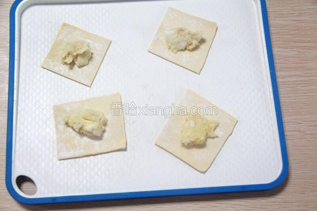 把飞饼皮（酥皮）切小方块，如馄饨皮一样；