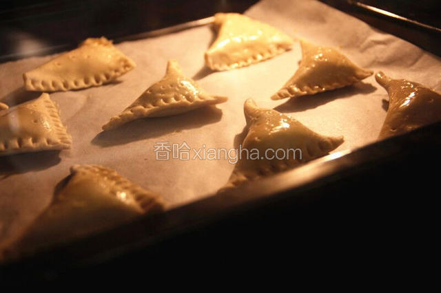 烤箱上下火180度预热10分钟，后把榴莲酥放入烤箱20分钟即可。