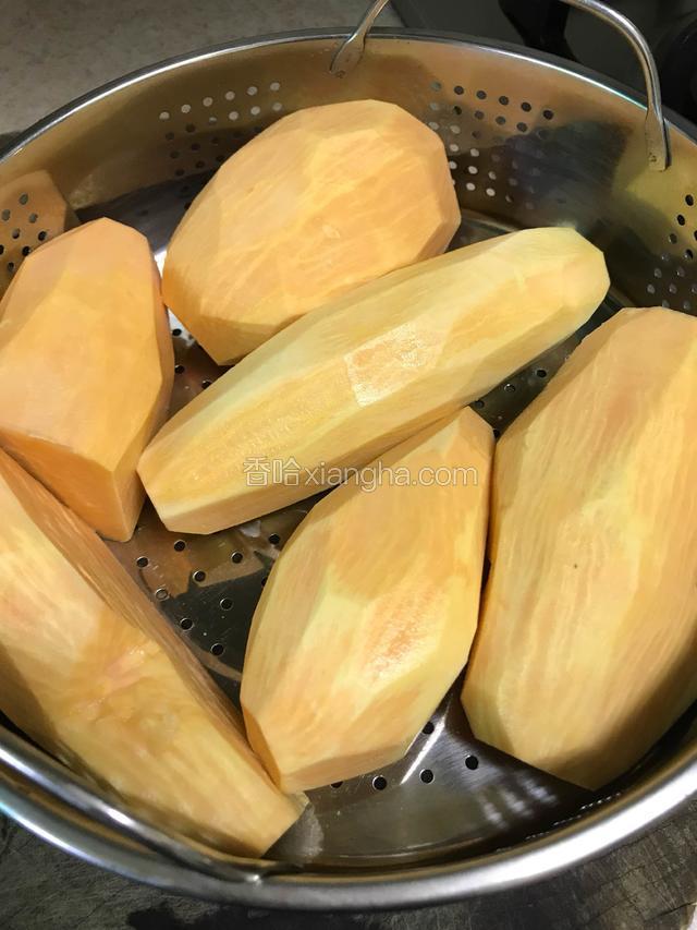 蒸锅加入足量的水，红薯去皮整个放入蒸锅（最好选沙地蜜薯，口感更好，太长的红薯断成两段）。