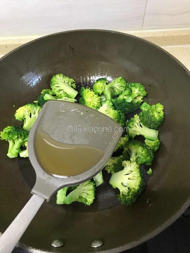 加入料酒 盐 鸡粉 香油翻炒均匀 关火即可